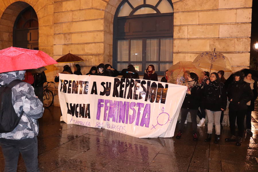 La intensa lluvia no disuadió a las manifestantes. 