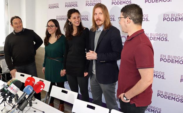 Pablo Fernández, procurador en las Cortes por Podemos, con representantes del partido. 