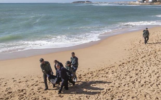 Hallan el decimotercer cadáver tras el naufragio de una patera en Cádiz