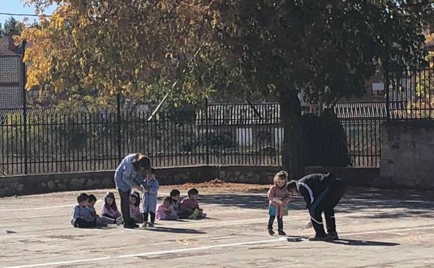 Los niños del colegio de Langa de Duero, durante el recreo.