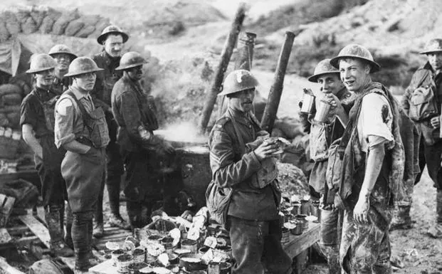 Soldados canadienses comiendo en el frente francés, agosto de 1917.