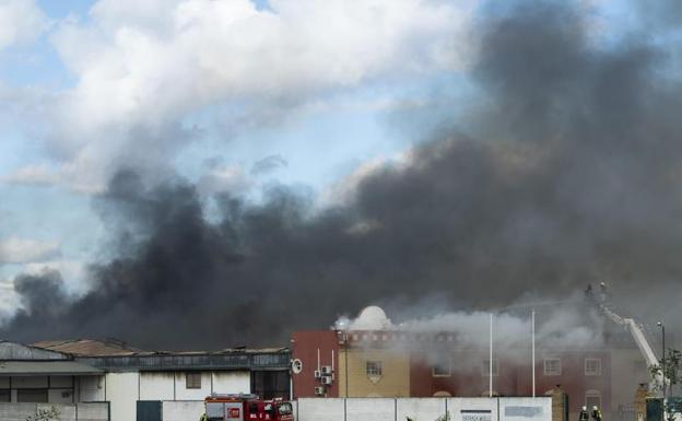 Fallece una mujer y dos personas resultan heridas en un incendio de una vivienda en Sevilla