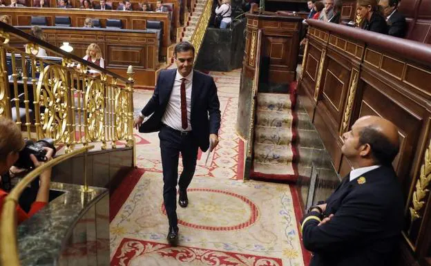 Pedro Sánchez abandona el pasado 10 de octubre el hemiciclo tras la sesión de control al Gobierno.
