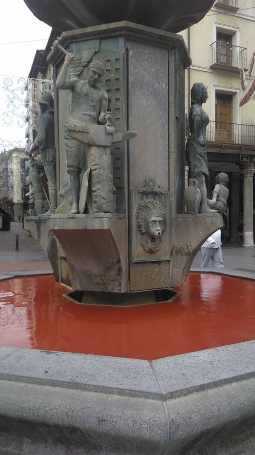 Agua teñida de rojo, en Fuente Dorada. 