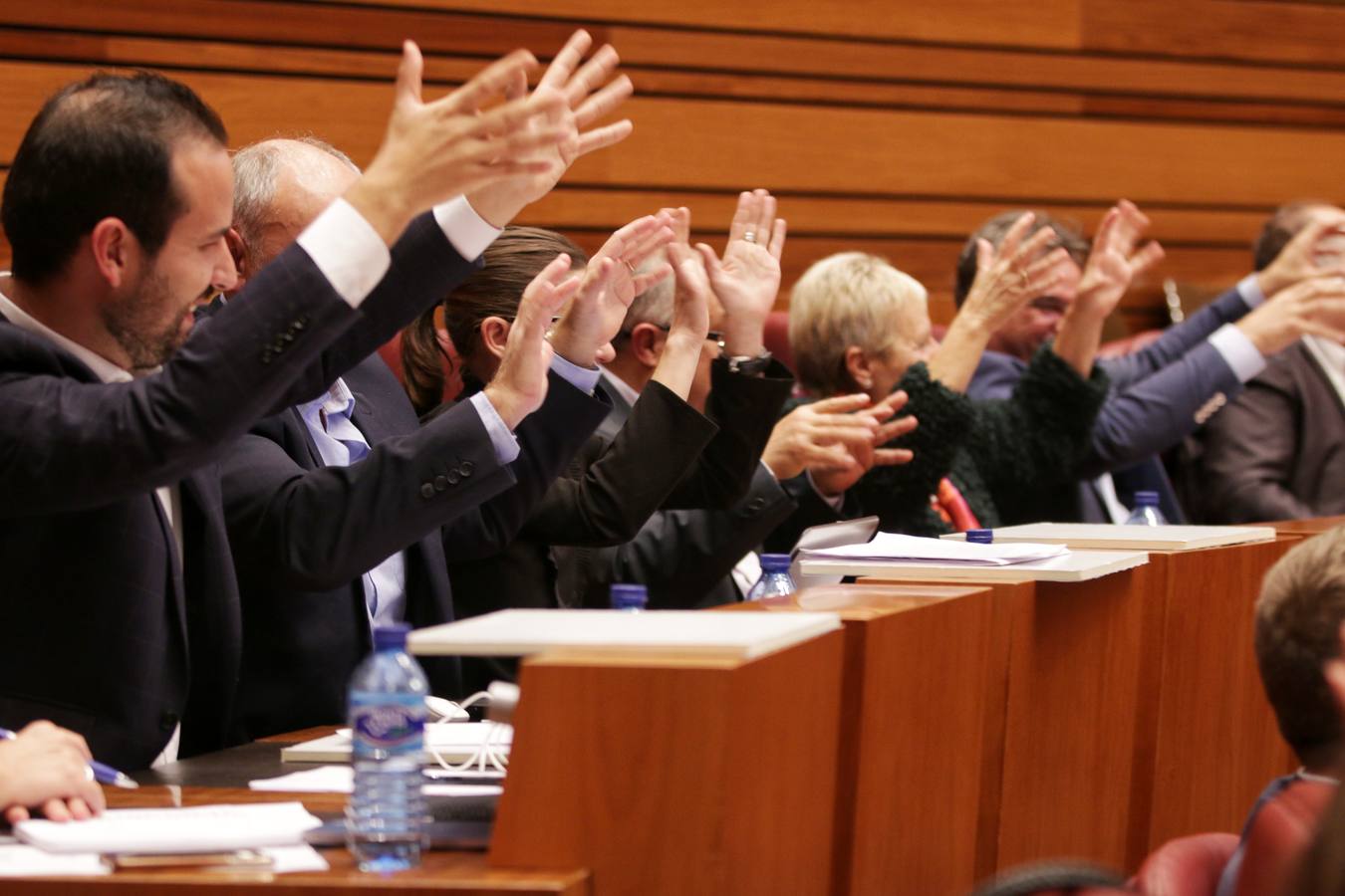 El presidente de la Junta de Castilla y León, Juan Vicente Herrera, ha avanzado este martes ante el Pleno de las Cortes que aprobará en el primer trimestre de 2019 un Decreto por el que se reduzcan las tasas universitarias para equipararlas a la media del país