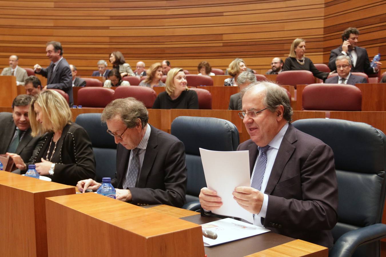 El presidente de la Junta de Castilla y León, Juan Vicente Herrera, ha avanzado este martes ante el Pleno de las Cortes que aprobará en el primer trimestre de 2019 un Decreto por el que se reduzcan las tasas universitarias para equipararlas a la media del país