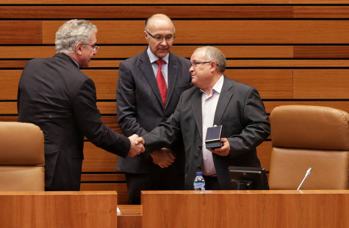 El presidente de la Junta de Castilla y León, Juan Vicente Herrera, ha avanzado este martes ante el Pleno de las Cortes que aprobará en el primer trimestre de 2019 un Decreto por el que se reduzcan las tasas universitarias para equipararlas a la media del país