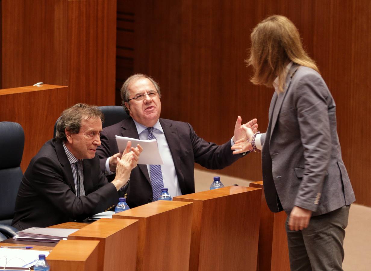 El presidente de la Junta de Castilla y León, Juan Vicente Herrera, ha avanzado este martes ante el Pleno de las Cortes que aprobará en el primer trimestre de 2019 un Decreto por el que se reduzcan las tasas universitarias para equipararlas a la media del país