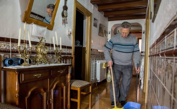 Gabriel hace todas las tareas de su casa, en Muriel de Zapardiel. 