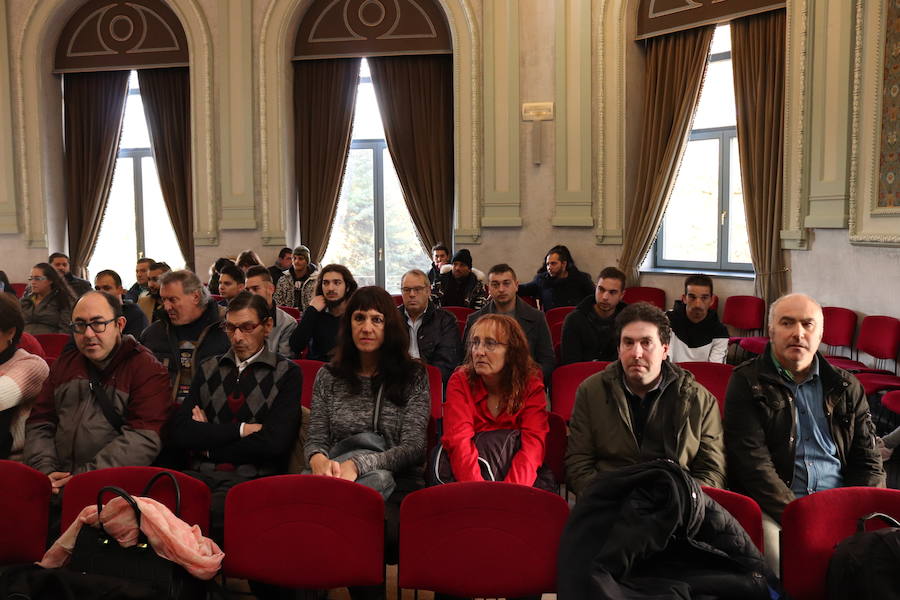 Los alumnos del segundo turno de la acción de empleo y formación reciben el diploma acreditativo en la Sala Polisón.