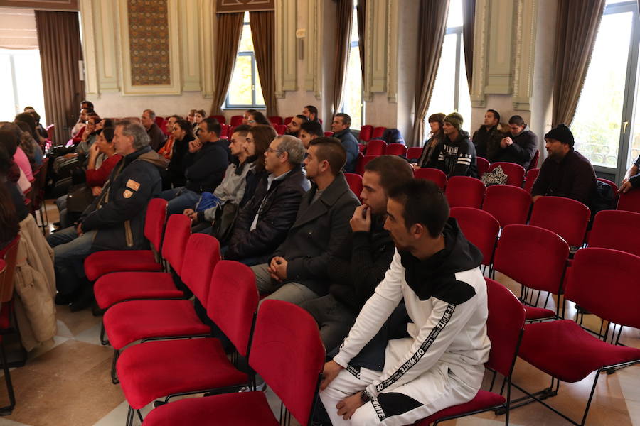 Los alumnos del segundo turno de la acción de empleo y formación reciben el diploma acreditativo en la Sala Polisón.