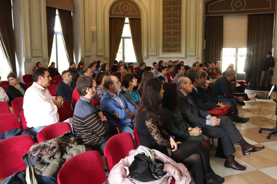 Los alumnos del segundo turno de la acción de empleo y formación reciben el diploma acreditativo en la Sala Polisón.