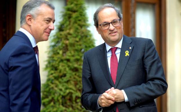 El presidente de la Generalitat de Cataluña, Quim Torra, con el lehendakari, Iñigo Urkullu, en el palacio Ajuria Enea de Vitoria. 