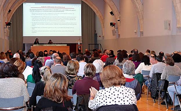 Secretarios y técnicos han acudido a una jornada de formación sobre la contratación pública. 