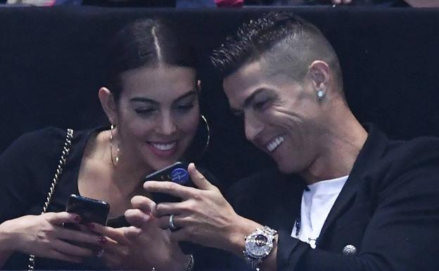 El futbolista portugués Cristiano Ronaldo bromea con Georgina Rodríguez.