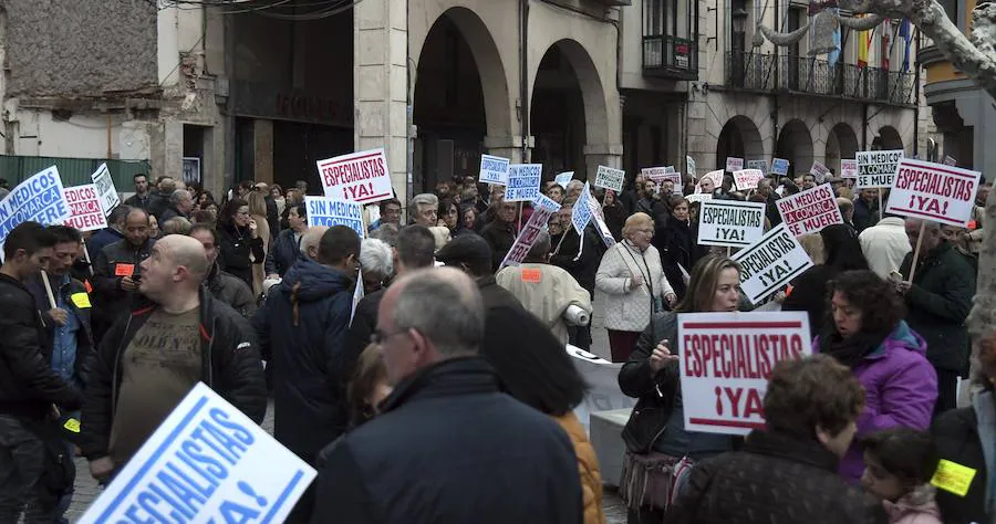 Miles de personas marchan por las calles de Aranda para exigir mejoras sanitarias