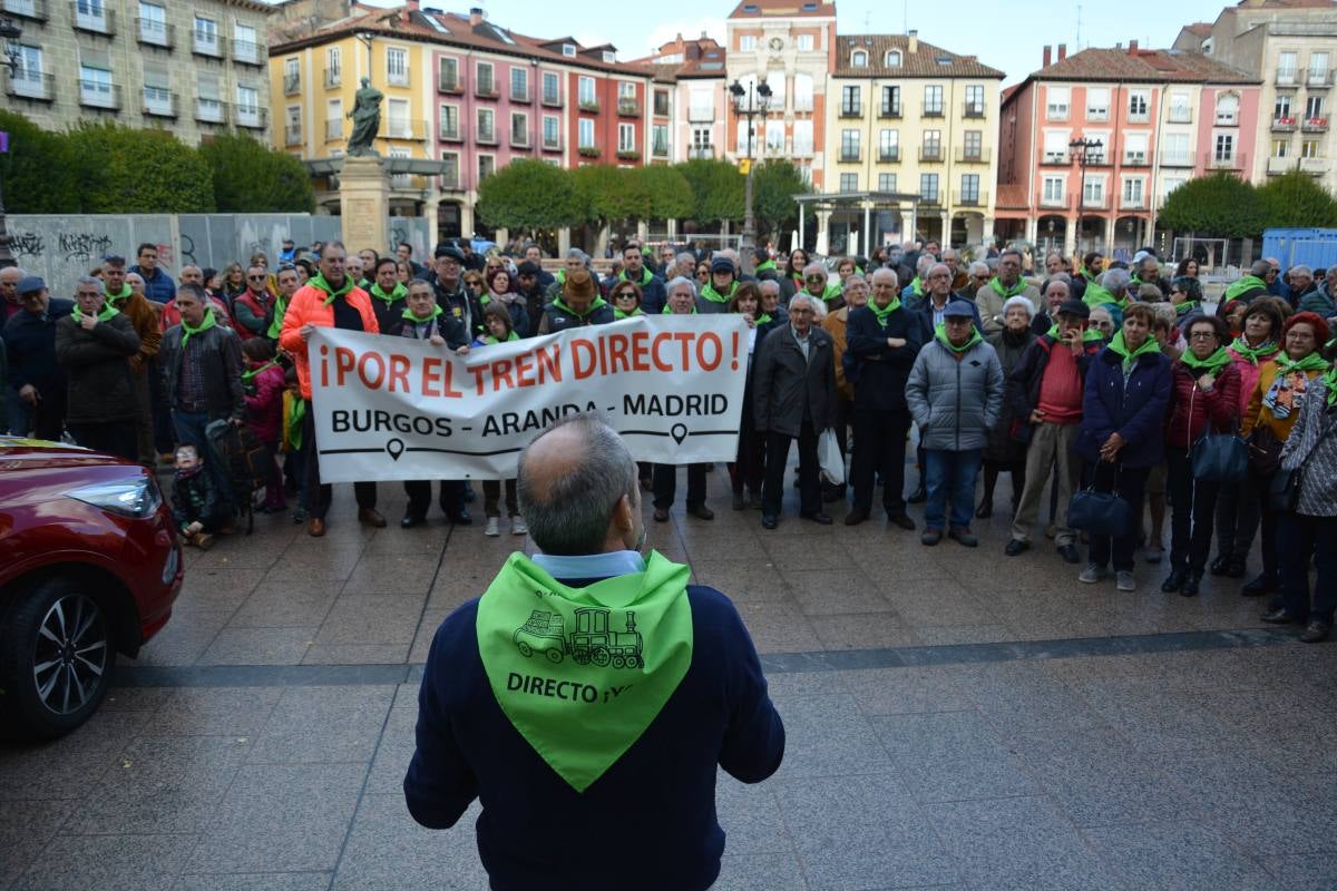 Alrededor de 150 personas se han vuelto a concentrar hoy en la Plaza Mayor de Burgos para exigir al Ministerio de Fomento la reapertura de la línea