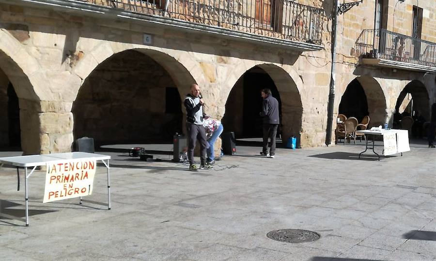 Cerca de un millar de personas han gritado en Salas de los Infantes contra la supresión de una plaza de médico en el centro de salud de este municipio, algo que afecta a los 55 pueblos de esta Zona Básica de Salud.