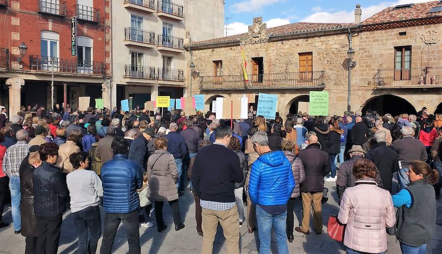 Cerca de un millar de personas han gritado en Salas de los Infantes contra la supresión de una plaza de médico en el centro de salud de este municipio, algo que afecta a los 55 pueblos de esta Zona Básica de Salud.