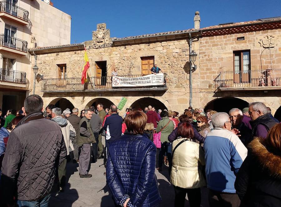 Cerca de un millar de personas han gritado en Salas de los Infantes contra la supresión de una plaza de médico en el centro de salud de este municipio, algo que afecta a los 55 pueblos de esta Zona Básica de Salud.