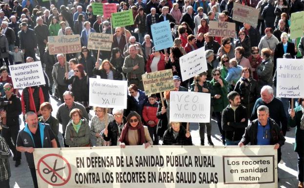 Vecinos de pueblos cercanos se han acercado a Salas para secundar la protesta. 