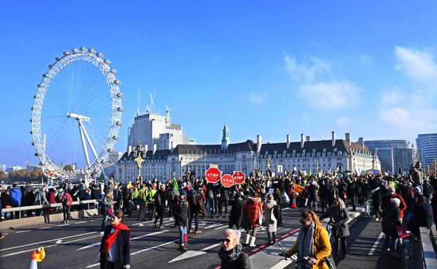 Manifestantes bloquean el puente de Westminster en el centro de Londres.