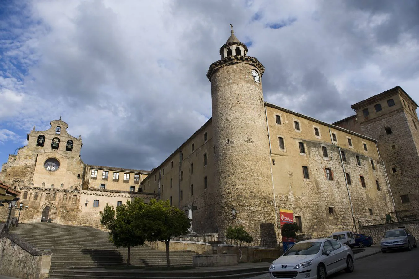 Oña. Su localización estratégica, paso entre la meseta castellana y los puertos cantábricos, pretendió ser defendida en el siglo XIV por Sancho Díaz comenzando una muralla de la que se conservan algunos torreones. El gran desarrollo de la Villa se dio con Sancho García, quien fundó el Monasterio de San Salvador, tan importante como el de Santo Domingo de Silos o las Huelgas, lo que le aportó grandes donaciones y concesiones, motivo de enriquecimiento, siendo el Abad quien dominaba más de 100 iglesias y monasterios, y 170 villas o aldeas. 