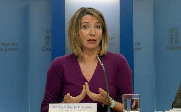 Alicia García, consejera de Familia, durante una rueda de prensa. 