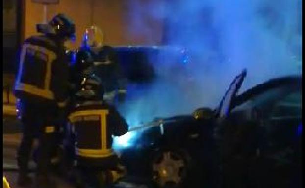 Arde un vehículo frente al Centro de Salud de San Agustín