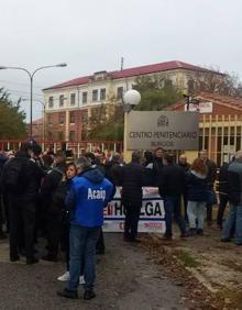 Imagen secundaria 2 - La Policía desaloja a los funcionarios de prisiones en huelga del acceso a la cárcel