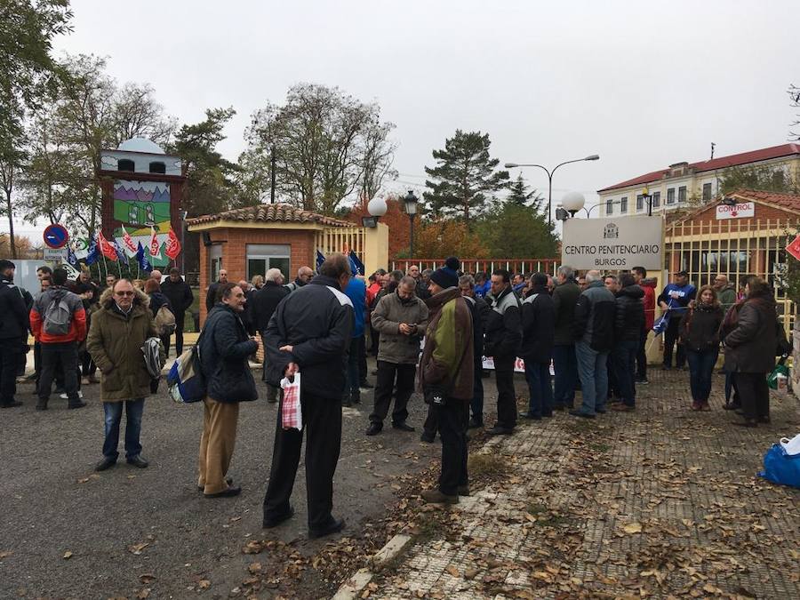 Imagen secundaria 1 - La Policía desaloja a los funcionarios de prisiones en huelga del acceso a la cárcel