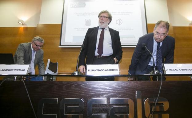 Santiago Aparicio (c), presenta le proyecto 'La Formación Profesional Dual para las pymes del sector industrial de Castilla y León' junto a Roberto Romano (i) y Miguel A. Benavente (d). 