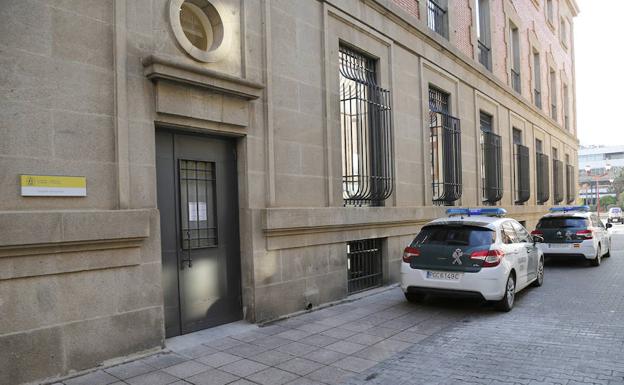 Coches de la Guardia Civil junto a la Audiencia.