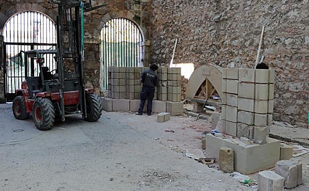 El arco, durante su reconstrucción en el monasterio de San Juan.