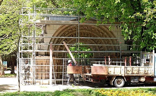 El arco, cubierto con andamios, antes de ser desmontado.