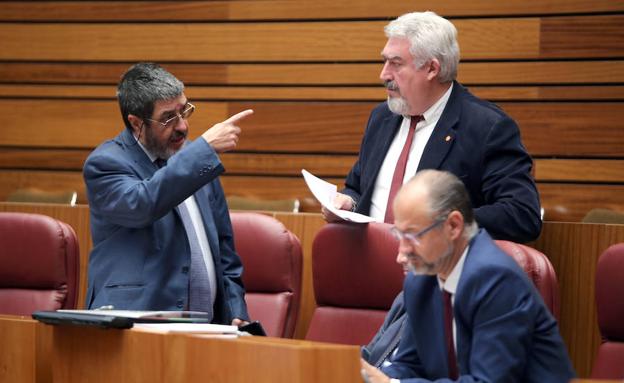 Manuel Mitadiel (izda.) junto con el burgalés José Ignacio Delgado y Luis Fuentes, portavoz de Cs en las Cortes