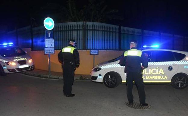 Vehículos policiales a la entrada de la calle Pizarra, en la urbanización de Nagüeles.