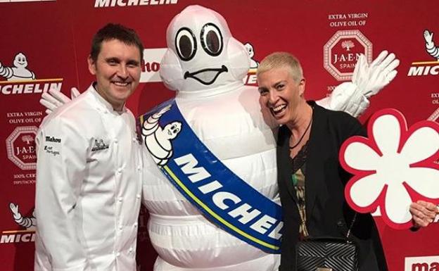 Juanjo y Yolanda, con la mascota de la Guía Michelin en Lisboa. 