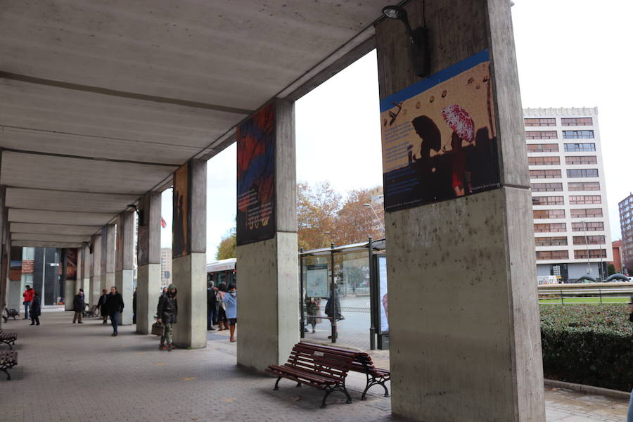 Los soportales de la plaza de España sirven de caballete para la exposición fotográfica de Javier Contreras y Ángel Herraiz, en la que ilustran 22 poemas