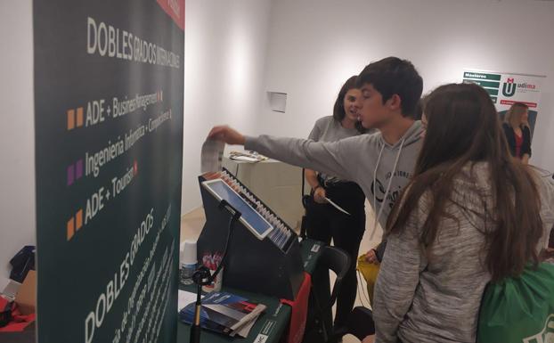 Jóvenes en la Feria de Orientación Universitaria de Aranda. 