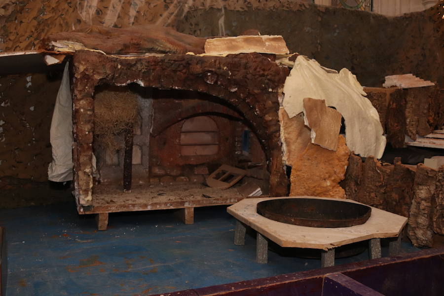 El claustro bajo de la Catedral está lleno de cajas y mesas. Los militares llevan varias semanas preparando su belén de 400 metros cuadrados, que se abrirá al público el 13 de diciembre.