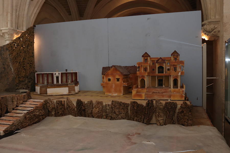 El claustro bajo de la Catedral está lleno de cajas y mesas. Los militares llevan varias semanas preparando su belén de 400 metros cuadrados, que se abrirá al público el 13 de diciembre.