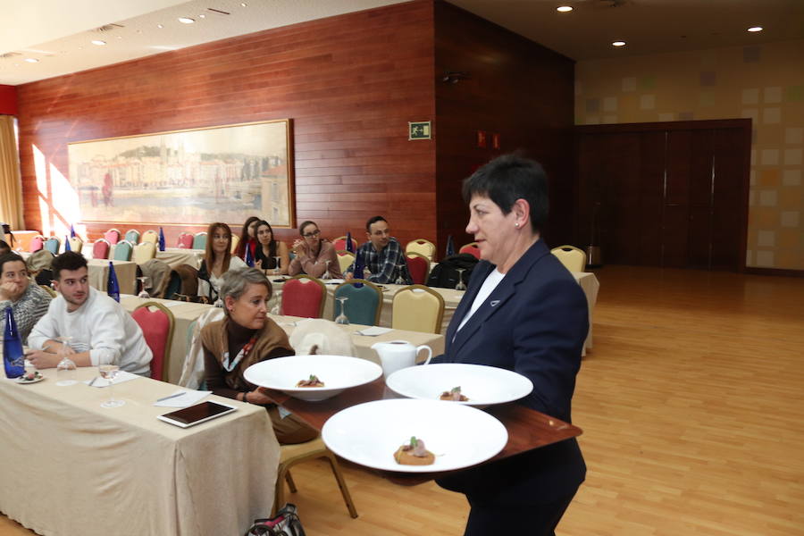 El certamen gastronómico 'Burgos entre cucharas' incluye por primera vez el Campeonato de España 'Cocidos del siglo XXI' en el que han participado siete cocineros.