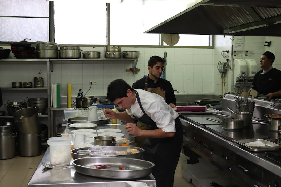 El certamen gastronómico 'Burgos entre cucharas' incluye por primera vez el Campeonato de España 'Cocidos del siglo XXI' en el que han participado siete cocineros.
