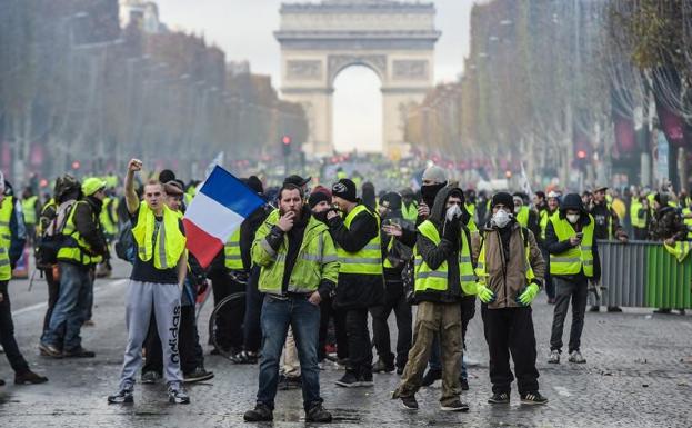 Imagen principal - Nuevos enfrentamientos entre la Policía y los &#039;chalecos amarillos&#039; en París