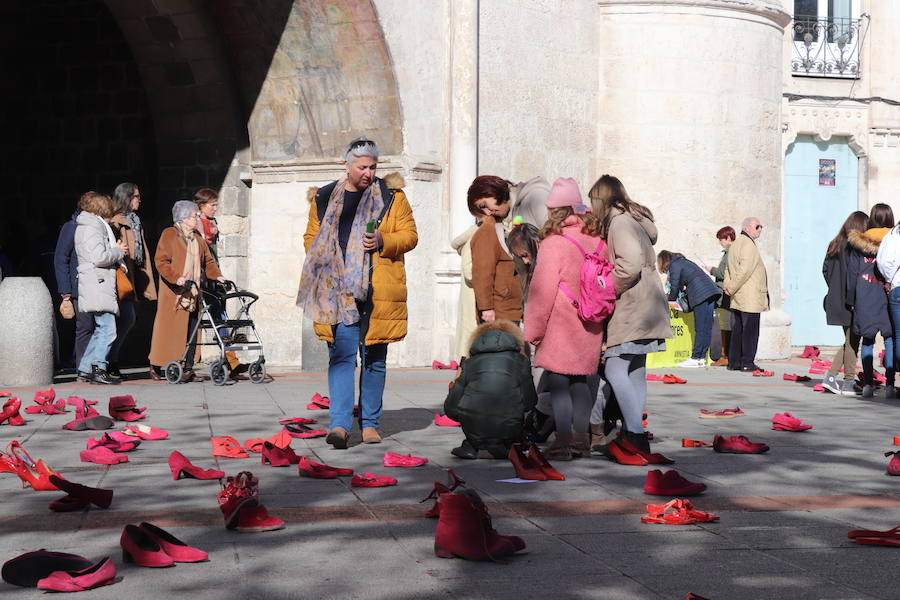 Amnistía Internacional se suma a la celebración del Día contra la Violencia de Género con una instalación artística y un recorrido musical por El Espolón