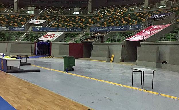 Aspecto del Coliseum tras las primeras horas de trabajo para retirar las gradas