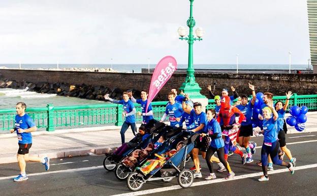 Los corredores durante la prueba en las calles de San Sebastián. 