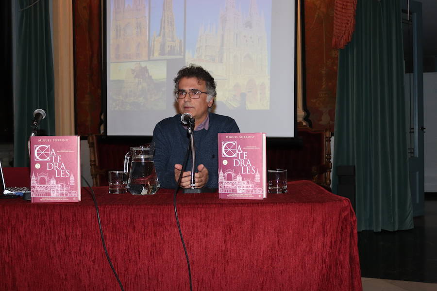 Miguel Sobrino, autor del libro «Catedrales», ha ofrecido una conferencia en el marco de la iniciativa Leer, Escribir la Historia, Encuentros Literarios Históricos, celebrada en Burgos.