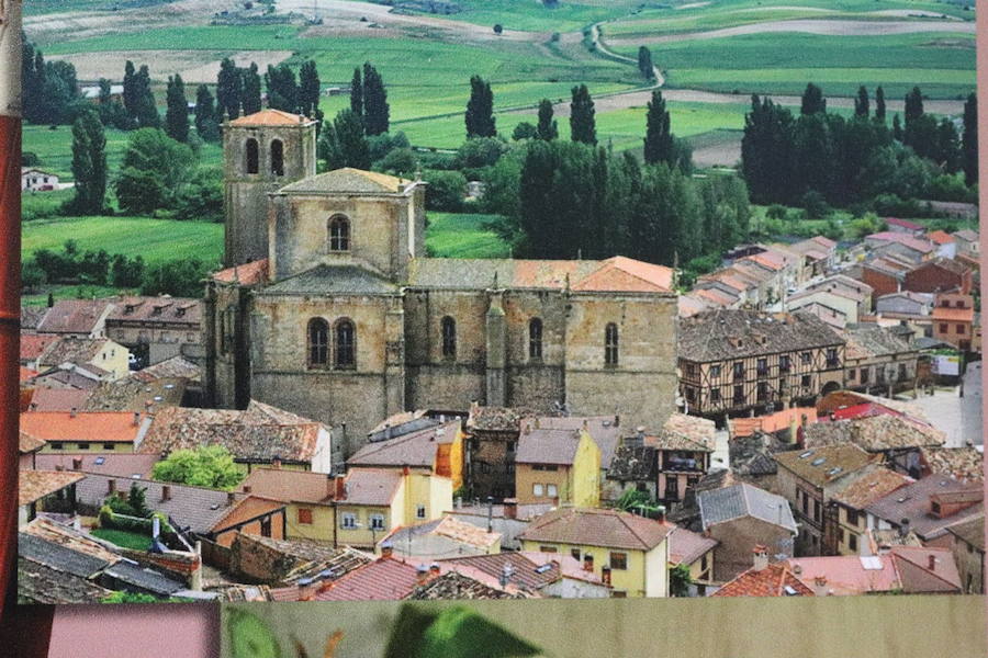 La exposición 'Desde su mirada' muestra en la sala de exposiciones del Teatro Principal la historia de ocho mujeres inmigrantes